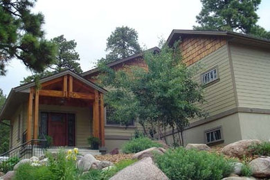 Идея дизайна: зеленый дом среднего размера в стиле кантри с разными уровнями и комбинированной облицовкой
