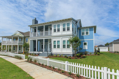 На фото: большой, двухэтажный, синий дом в классическом стиле