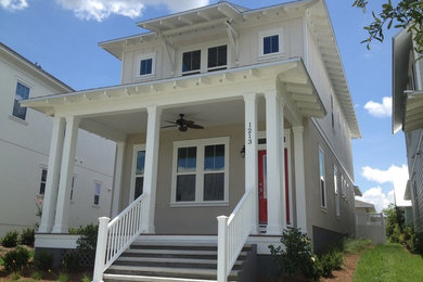 Cette photo montre une façade de maison grise chic de taille moyenne et à un étage avec un revêtement mixte.