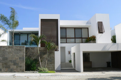 Cette image montre une façade de maison blanche design.