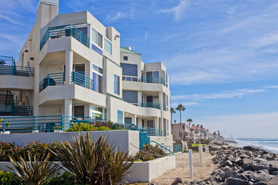 サンディエゴにある中くらいなトロピカルスタイルのおしゃれな家の外観 (漆喰サイディング) の写真