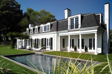 Idee per la facciata di una casa bianca classica a due piani di medie dimensioni con rivestimento in legno e tetto a padiglione