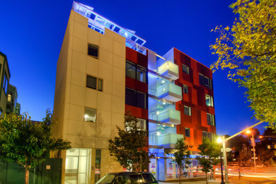 Foto de fachada moderna de tres plantas