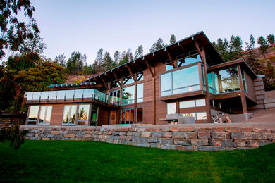 Cette image montre une grande façade de maison design en bois à deux étages et plus.