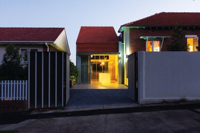 Exemple d'une façade de maison tendance de taille moyenne et de plain-pied.