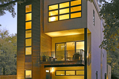 Großes, Dreistöckiges Modernes Einfamilienhaus mit brauner Fassadenfarbe und Flachdach in Atlanta