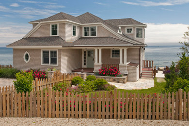 Modelo de fachada de casa gris clásica de tamaño medio de dos plantas con revestimiento de madera, tejado a cuatro aguas y tejado de teja de madera