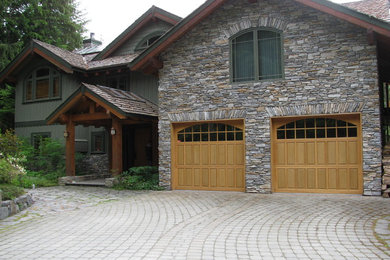 Diseño de fachada de casa rústica grande de tres plantas con revestimiento de piedra y tejado de teja de madera