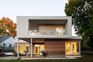 Idée de décoration pour une façade de maison multicolore minimaliste de taille moyenne et à un étage avec un revêtement mixte et un toit plat.