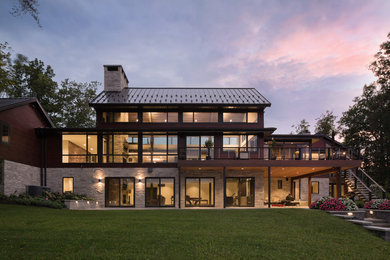 На фото: большой, трехэтажный, деревянный, бежевый частный загородный дом в современном стиле с двускатной крышей и металлической крышей