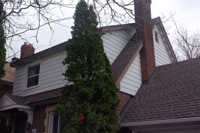 オタワにあるトラディショナルスタイルのおしゃれな切妻屋根の家の写真