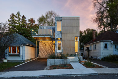 Inspiration för stora moderna bruna hus, med tre eller fler plan och platt tak