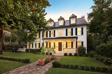 Klassisches Haus mit weißer Fassadenfarbe in Charleston