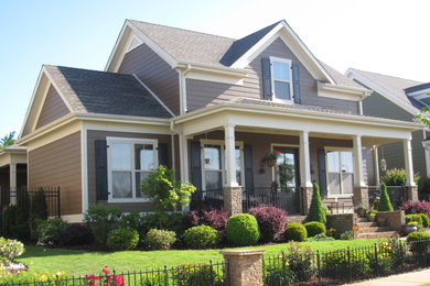 Modelo de fachada de casa marrón de estilo americano de tamaño medio de dos plantas con revestimiento de vinilo, tejado a dos aguas y tejado de teja de madera