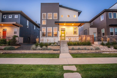 Großes, Zweistöckiges Modernes Haus mit Faserzement-Fassade und grauer Fassadenfarbe in Denver