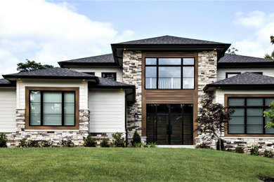Diseño de fachada de casa multicolor grande de dos plantas con revestimientos combinados, tejado a cuatro aguas y tejado de teja de madera