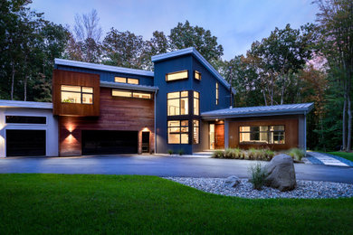 Diseño de fachada de casa contemporánea de dos plantas con tejado de un solo tendido y tejado de metal