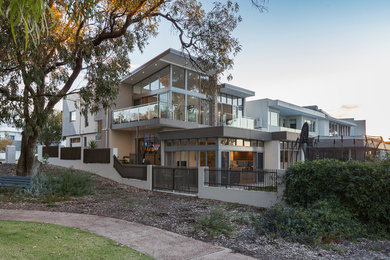 Mittelgroßes, Zweistöckiges Modernes Einfamilienhaus mit Mix-Fassade, grauer Fassadenfarbe, Flachdach und Blechdach in Perth