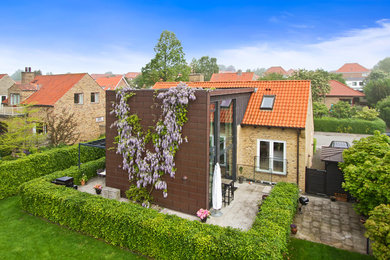 Imagen de fachada multicolor minimalista de tamaño medio de dos plantas con tejado de varios materiales