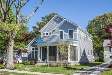 Foto de fachada de casa gris contemporánea de dos plantas con revestimiento de vinilo