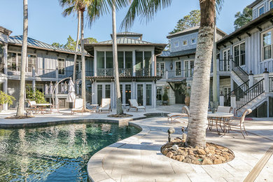 マイアミにあるラグジュアリーな巨大な地中海スタイルのおしゃれな家の外観の写真
