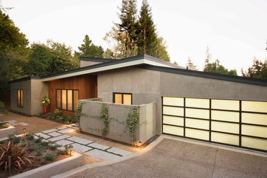Exemple d'une grande façade de maison multicolore moderne de plain-pied avec un revêtement mixte et un toit en appentis.
