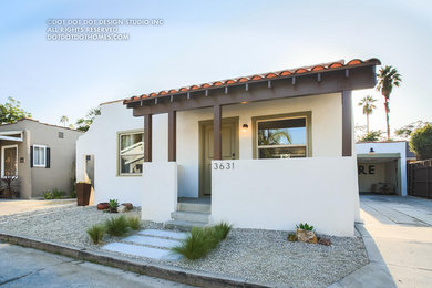 ロサンゼルスにある中くらいなサンタフェスタイルのおしゃれな家の外観 (石材サイディング) の写真