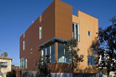 Imagen de fachada minimalista de tamaño medio de dos plantas con revestimiento de metal