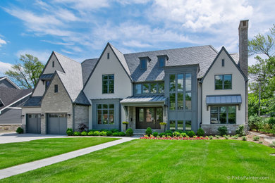 Exemple d'une façade de maison chic.