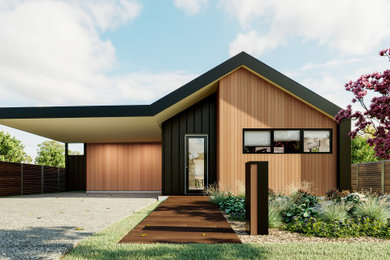 Foto della villa moderna a un piano di medie dimensioni con rivestimento in legno, tetto a capanna, copertura in metallo o lamiera, tetto grigio e pannelli e listelle di legno