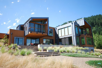Zweistöckiges Modernes Haus mit Mix-Fassade in Sonstige