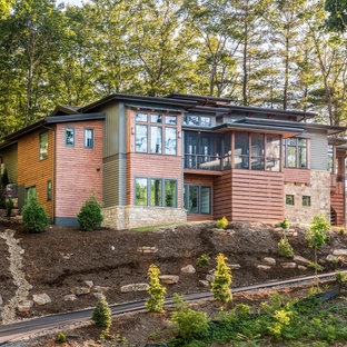 Idee per la facciata di una casa unifamiliare grande multicolore rustica a tre piani con rivestimenti misti