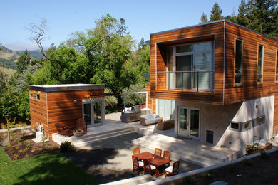 Modelo de fachada de casa multicolor minimalista extra grande de tres plantas con revestimientos combinados y tejado plano