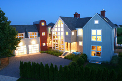 Diseño de fachada de casa gris de estilo de casa de campo de tamaño medio con revestimiento de metal, tejado a dos aguas y tejado de varios materiales