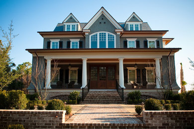 Свежая идея для дизайна: трехэтажный, деревянный, синий, большой дом в классическом стиле с двускатной крышей - отличное фото интерьера