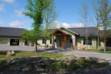 Foto de fachada de casa verde rústica de tamaño medio de una planta con revestimiento de madera, tejado a dos aguas y tejado de teja de madera