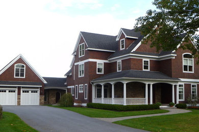 Exemple d'une façade de maison rouge craftsman en brique à un étage.