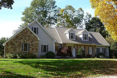 Ejemplo de fachada gris de estilo de casa de campo de dos plantas con revestimientos combinados