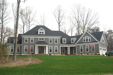 Diseño de fachada gris tradicional de tamaño medio de dos plantas con revestimiento de madera y tejado a dos aguas