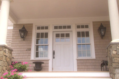 Ejemplo de fachada de casa marrón clásica de tamaño medio con revestimiento de madera