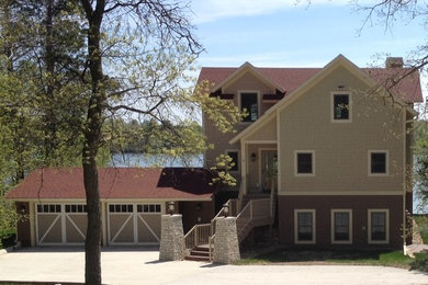 Imagen de fachada de casa multicolor rural de tamaño medio de dos plantas con revestimiento de madera, tejado a dos aguas y tejado de teja de madera