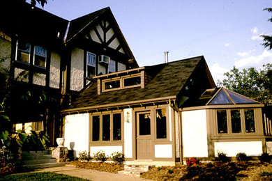 他の地域にある中くらいなトラディショナルスタイルのおしゃれな家の外観 (漆喰サイディング) の写真