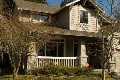 Foto della facciata di una casa grande beige a due piani
