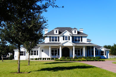 Diseño de fachada de casa blanca clásica grande de dos plantas con revestimiento de madera, tejado a cuatro aguas y tejado de teja de madera