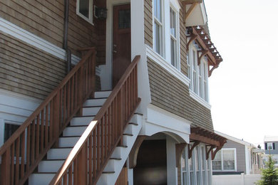 Esempio della facciata di una casa marrone stile marinaro a due piani di medie dimensioni con rivestimento in legno