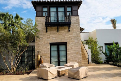 Diseño de fachada de casa beige clásica renovada de tamaño medio de dos plantas con revestimiento de piedra, tejado a cuatro aguas y tejado de teja de barro