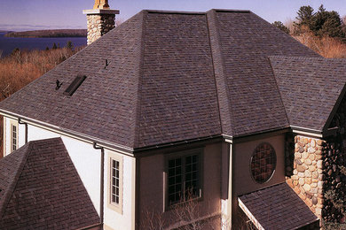 Diseño de fachada de casa beige clásica de tamaño medio de dos plantas con revestimientos combinados, tejado a dos aguas y tejado de teja de madera