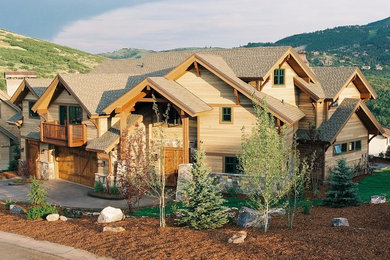 Imagen de fachada de casa beige rural extra grande de tres plantas con revestimiento de madera, tejado a dos aguas y tejado de teja de madera