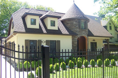 Modelo de fachada de casa blanca tradicional de tamaño medio de dos plantas con revestimiento de hormigón, tejado a la holandesa y tejado de teja de madera