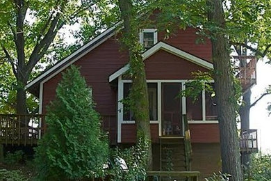 Diseño de fachada roja de estilo de casa de campo de tamaño medio de tres plantas